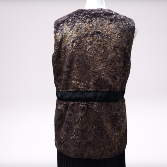 Gryphon Lou Metallic Faux Fur Vest - Picture 3 of 14